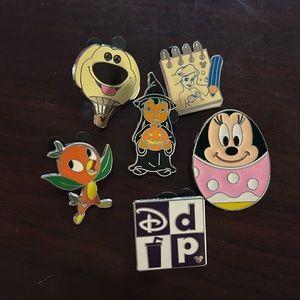 Disney Parks trading pins lilo, Doug, orange bird, etc.